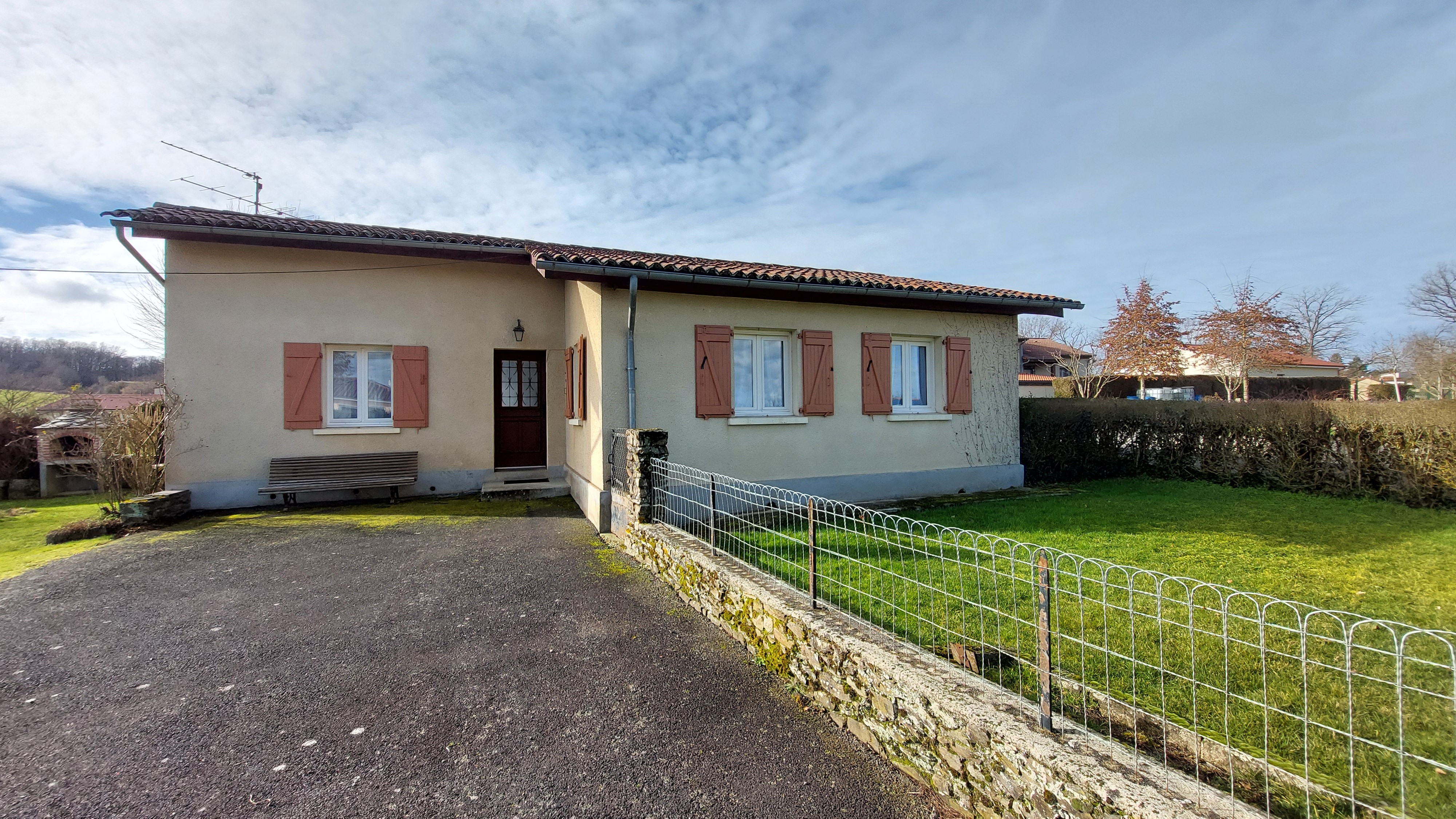 Maison de plain-pied avec jardin dans le Cantal