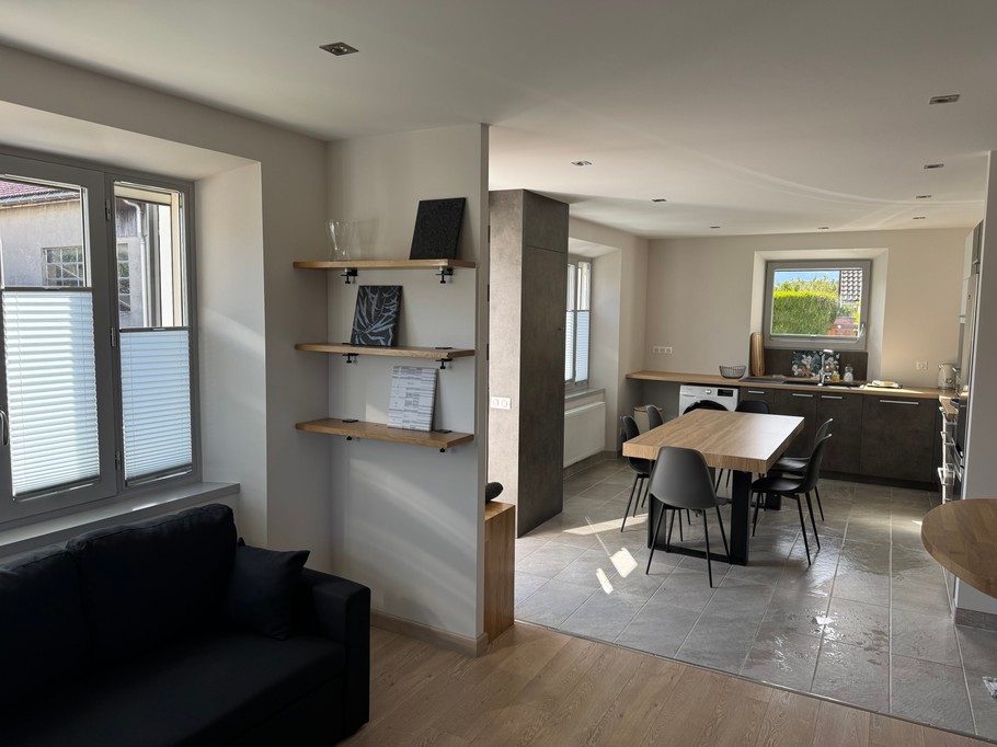 Coin cuisine et repas vue depuis le séjour