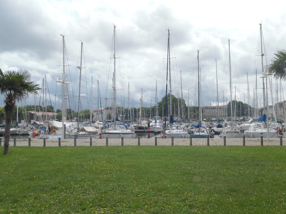 vue de la terrasse vers le bassin de plaisance