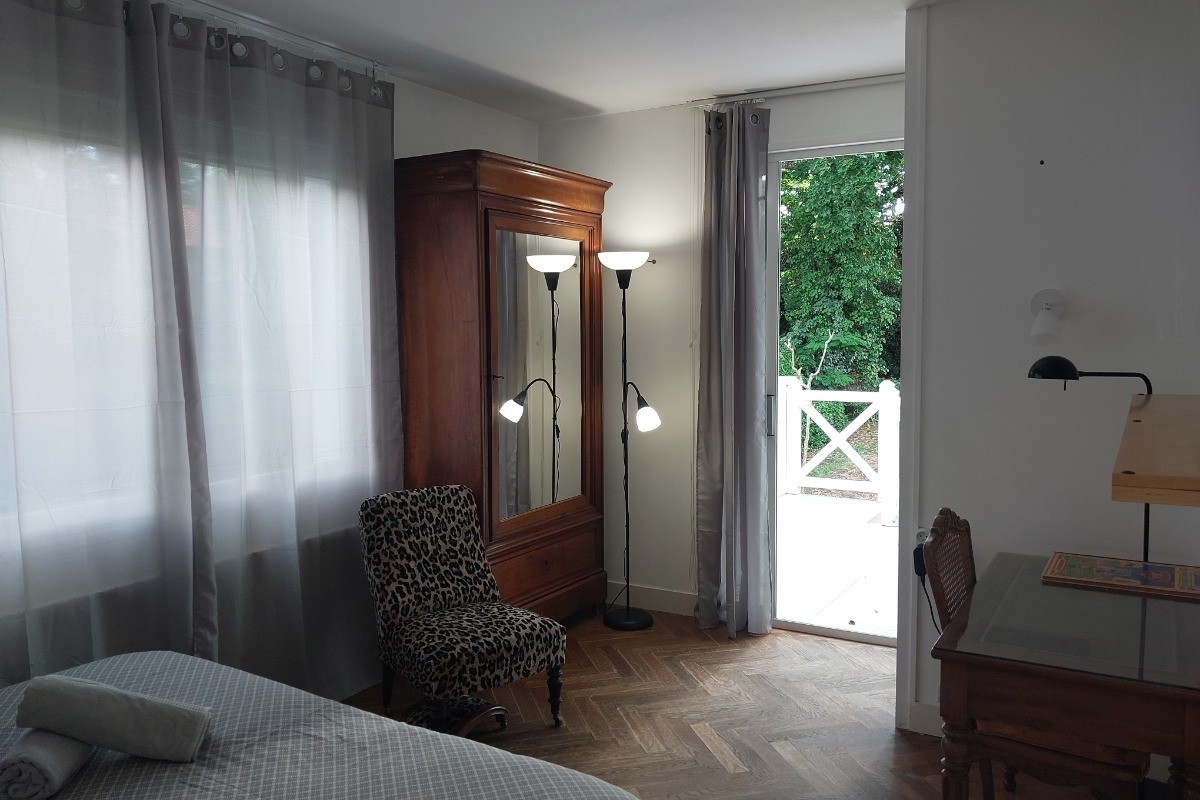 Chambre A et B avec lavabo, fenêtre Sud porte fenêtre ouvrant sur terrasse Ouest