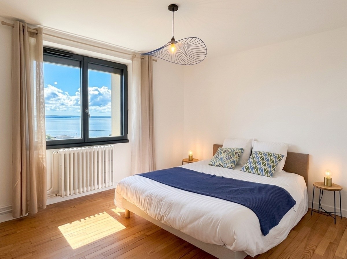 Floor: Bedroom 1 – 160 bed