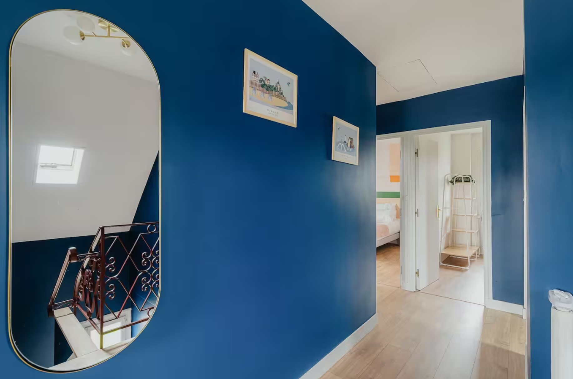 Couloir desservant le 2nd étage (4 chambres, 1 SDE avec WC)