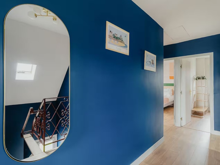 Couloir desservant le 2nd étage (4 chambres, 1 SDE avec WC)