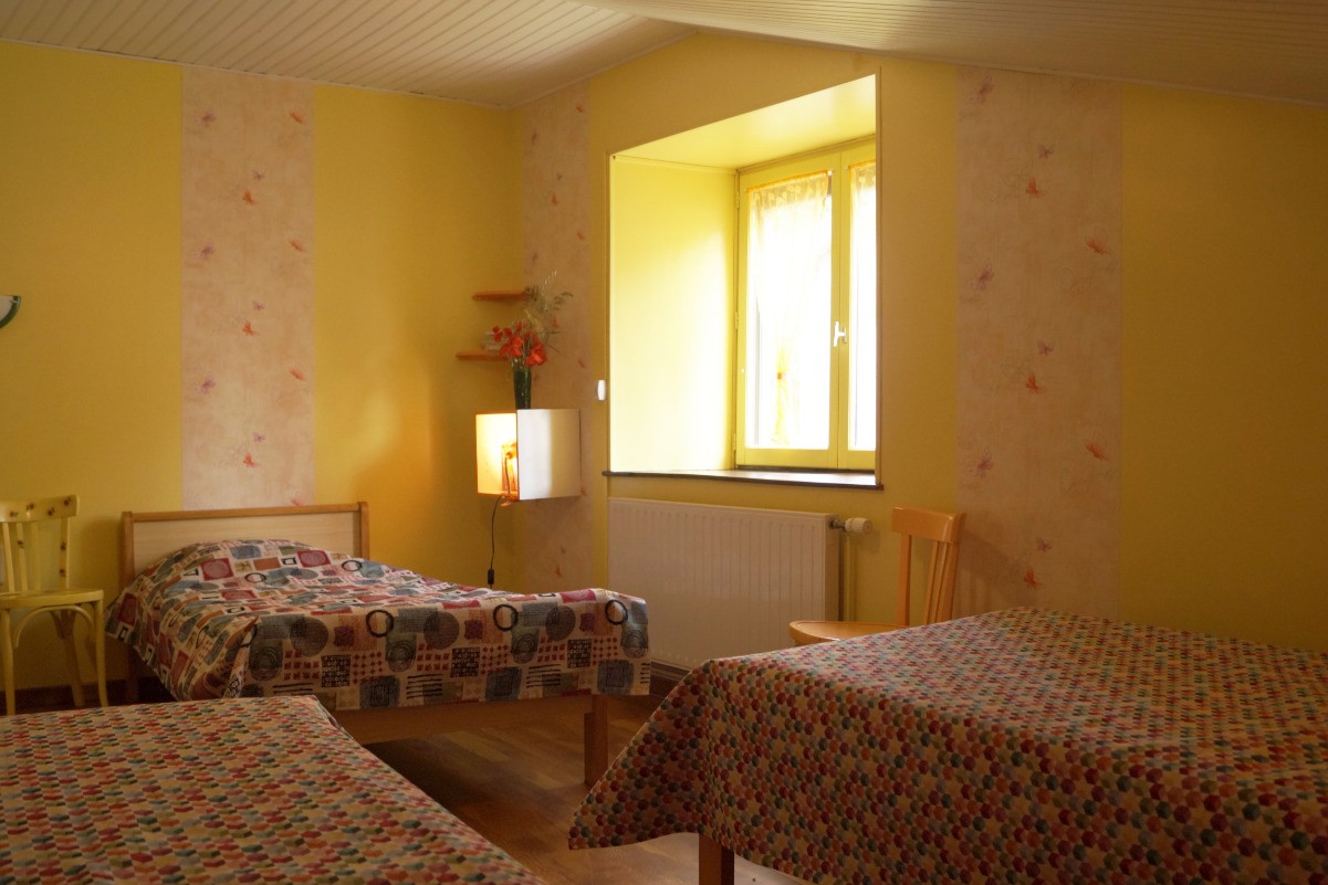 chambre jaune 3 pers
