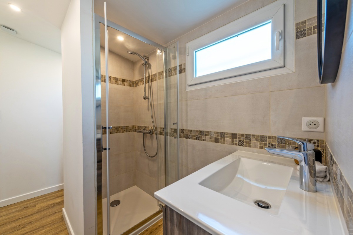 RDC: douche de salle d'eau avec WC privatifs à la chambre 1