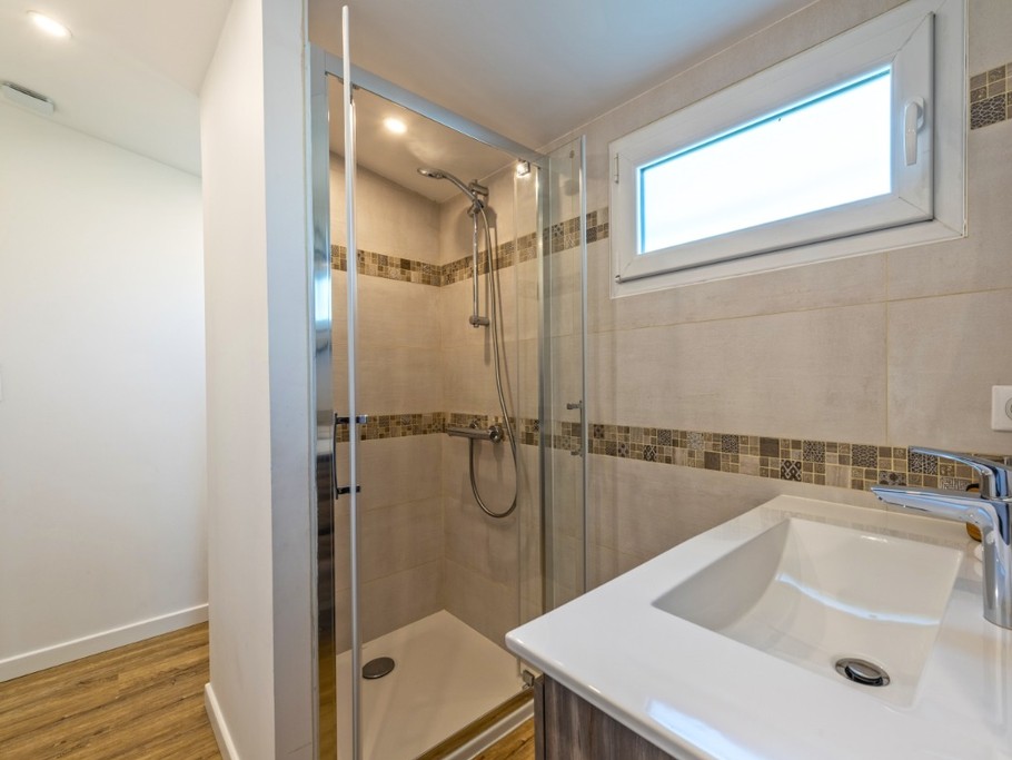 RDC: douche de salle d'eau avec WC privatifs à la chambre 1