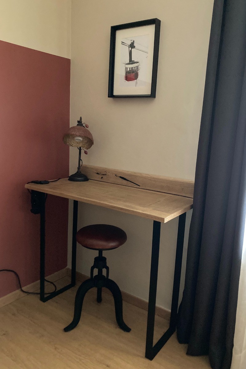Espace de bureau d'appoint disponible pour consulter ses mails depuis un ordinateur
