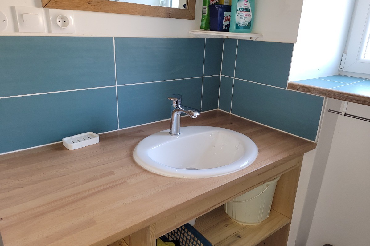 la salle de douche du rez de chaussée