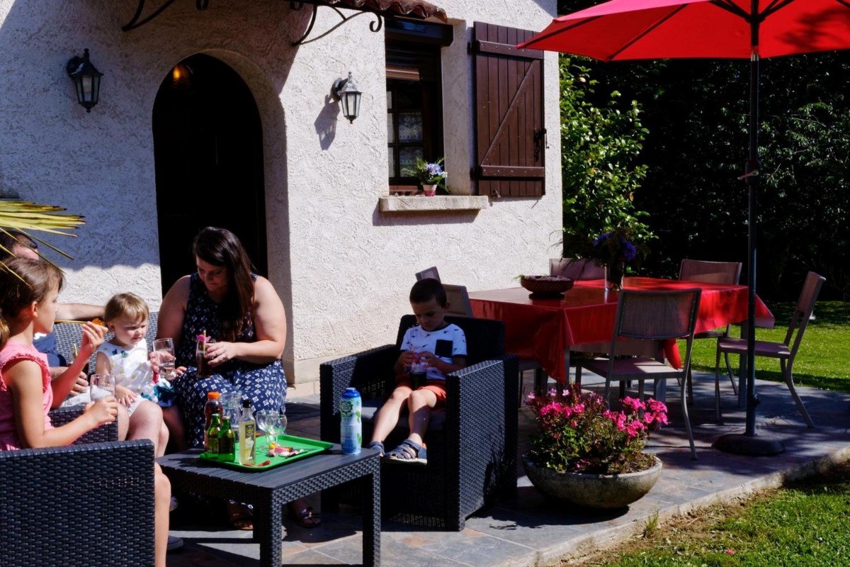 Vue Jardin et terrasse GITE LE GAULIAT 19 CORREZE CLEVACANCES