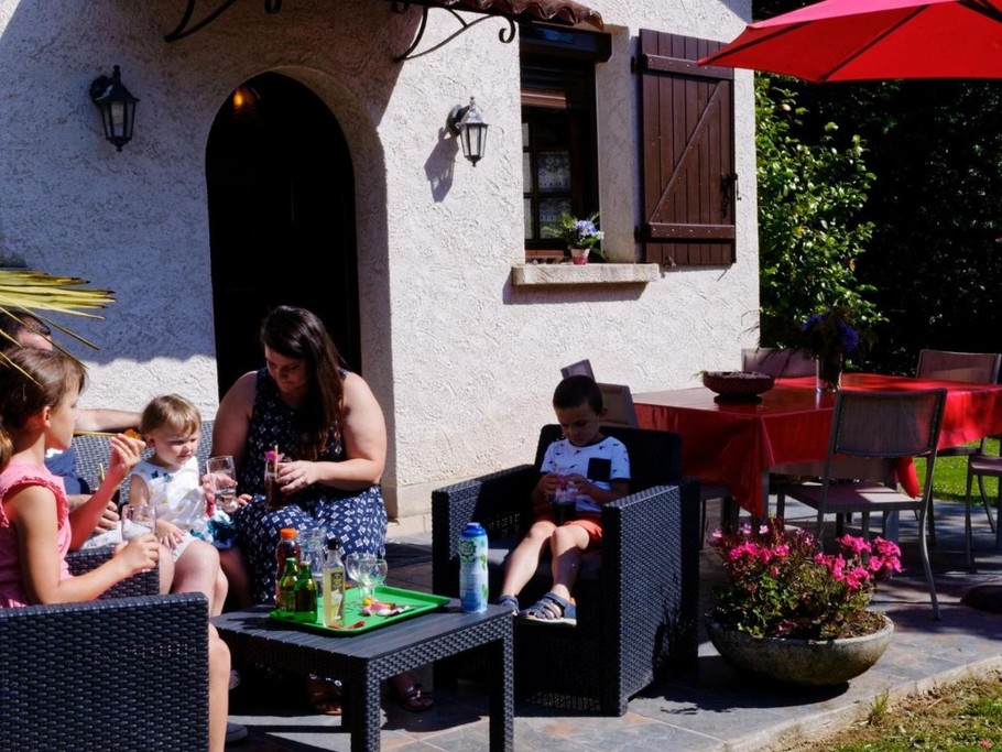 Vue Jardin et terrasse GITE LE GAULIAT 19 CORREZE CLEVACANCES