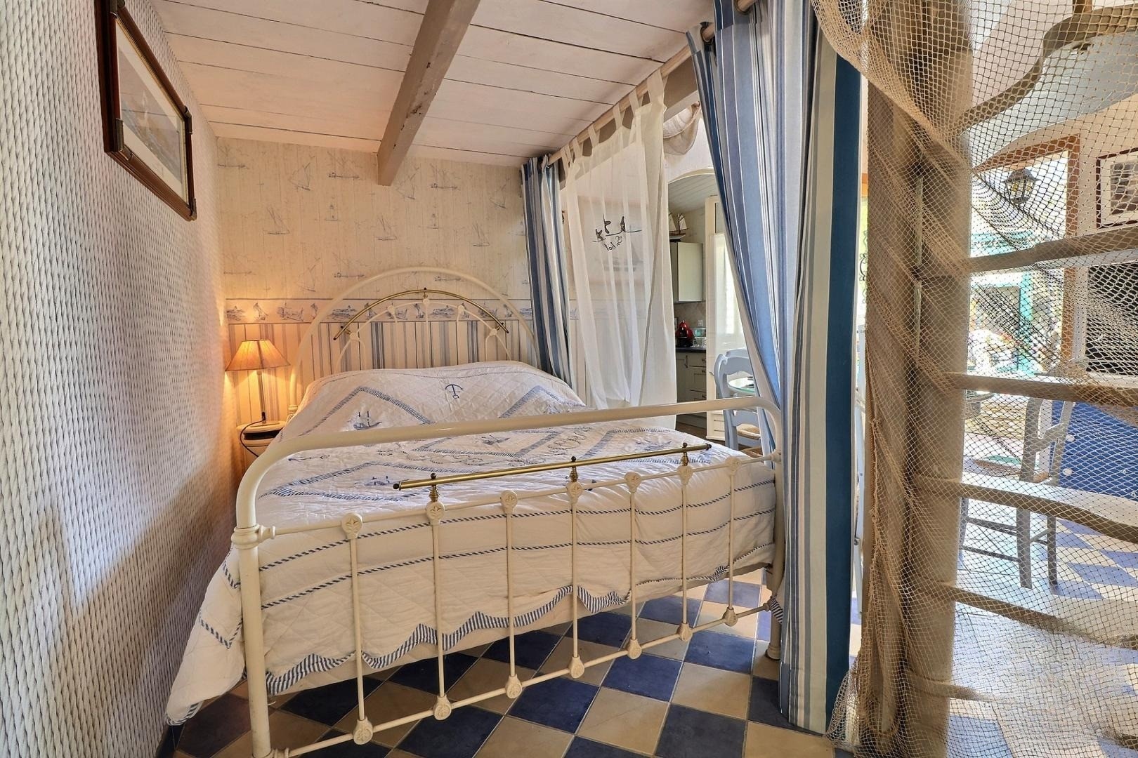 Chambre pour 3 personnes avec TV et table à manger. (1 lit 140 cm au RDC et 1 lit 90 cm à l'étage dans la mezzanine).