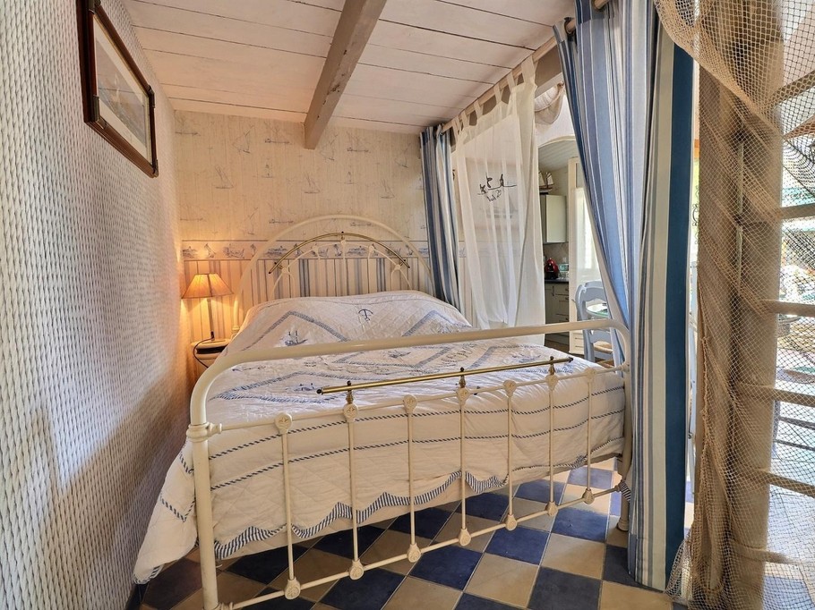 Chambre pour 3 personnes avec TV et table à manger. (1 lit 140 cm au RDC et 1 lit 90 cm à l'étage dans la mezzanine).