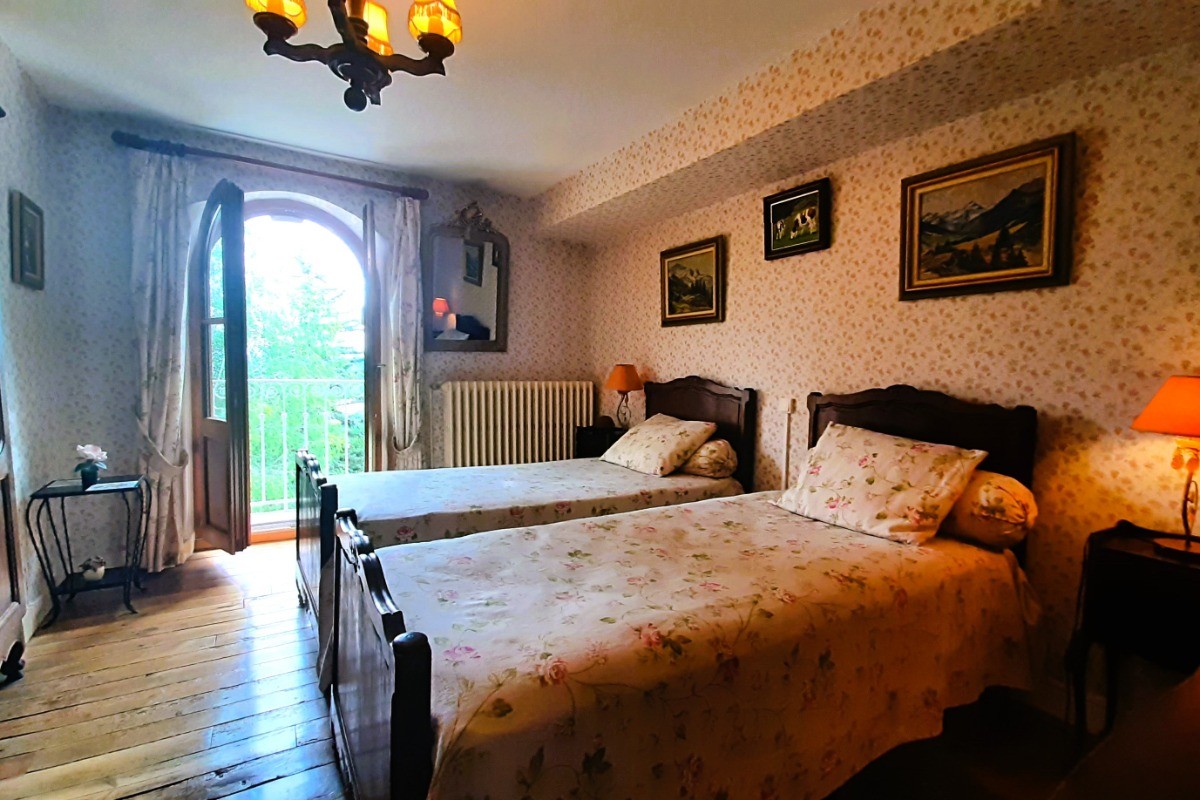 Etage 2 : Ch. 4 : 2 lits & pers. en 90x190 cm + SDE - WC privatifs et attenants à cette chambre.