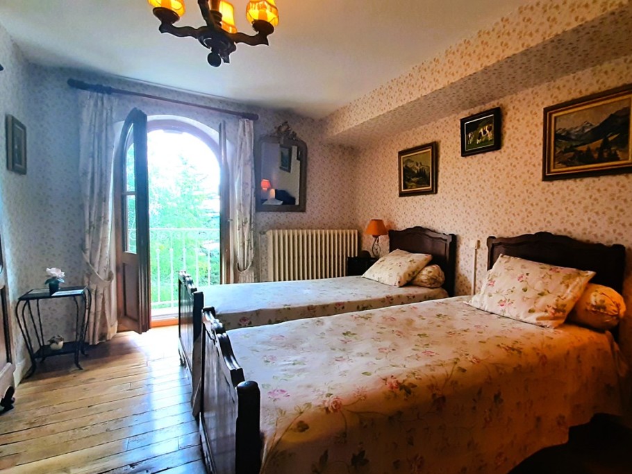 Etage 2 : Ch. 4 : 2 lits & pers. en 90x190 cm + SDE - WC privatifs et attenants à cette chambre.