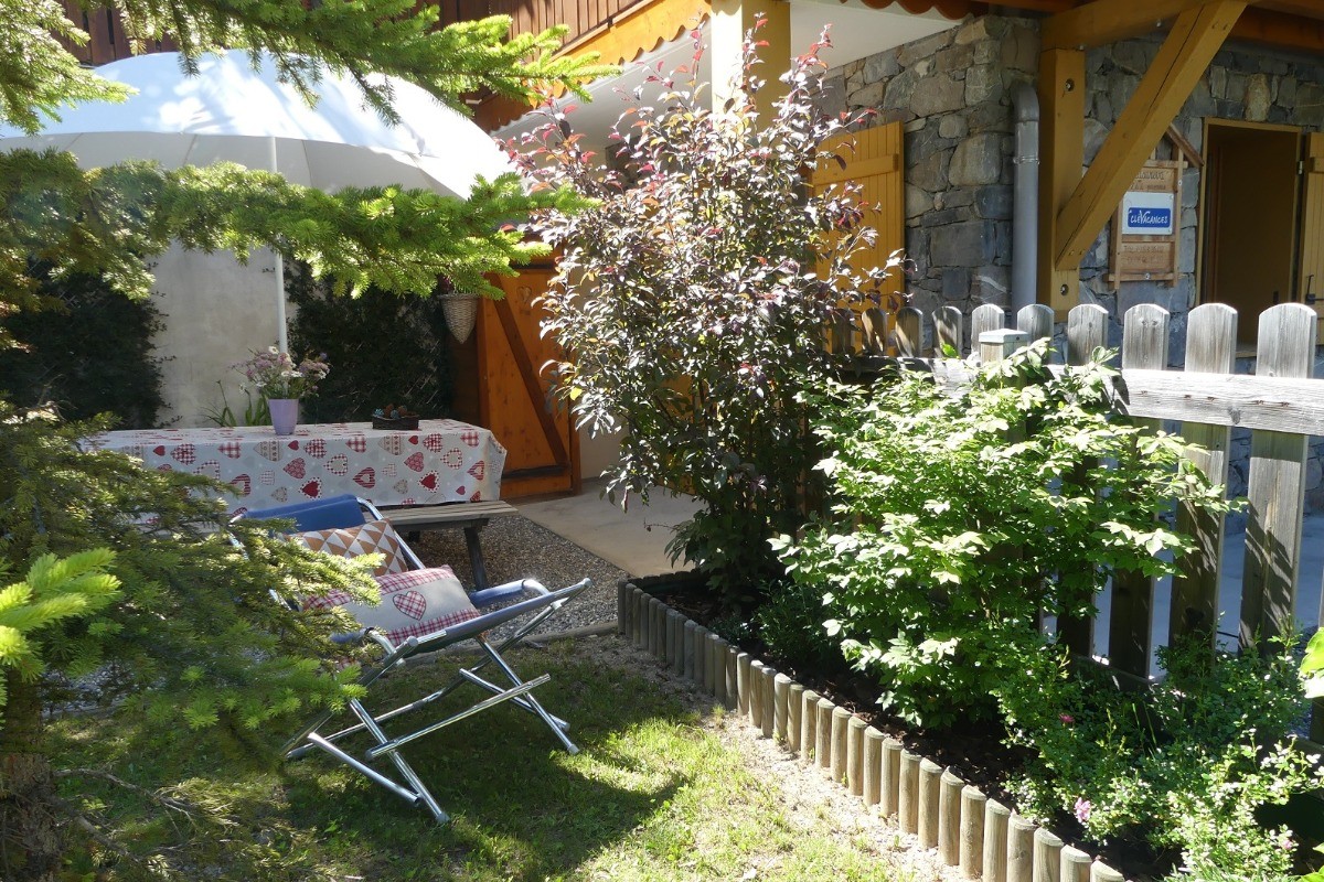 jardin privé, clôturé et aménagé de la location Casareva