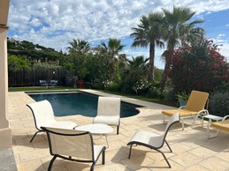 Villa Jacklou, relaxing by the pool