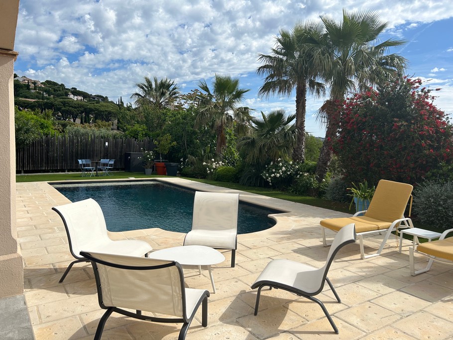 Villa Jacklou, relaxing by the pool