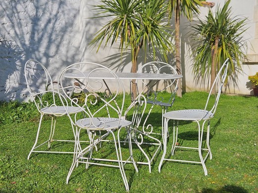 Jardin d'accueil de la chambre d'hôtes à Montpellier de Médillan en Charente maritime