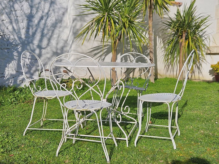 Jardin d'accueil de la chambre d'hôtes à Montpellier de Médillan en Charente maritime