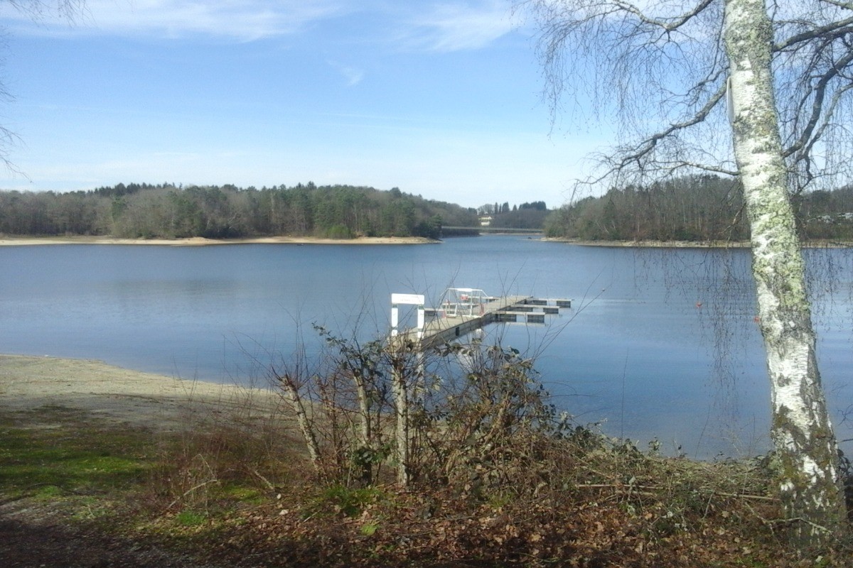 Place réservée sur le ponton privé au pied de la maison, avec accès direct au lac de Saint-Étienne-Cantalès