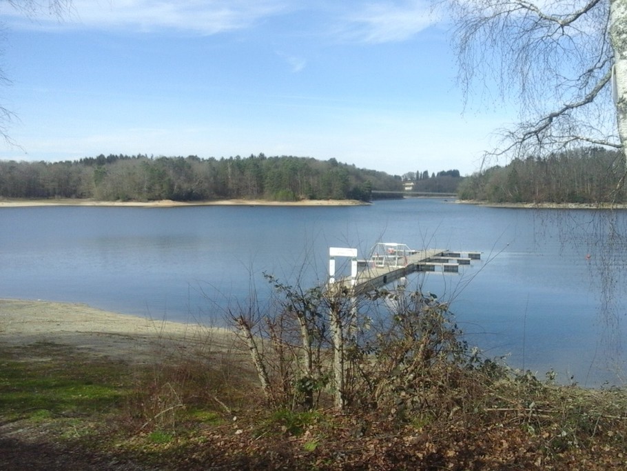 Place réservée sur le ponton privé au pied de la maison, avec accès direct au lac de Saint-Étienne-Cantalès
