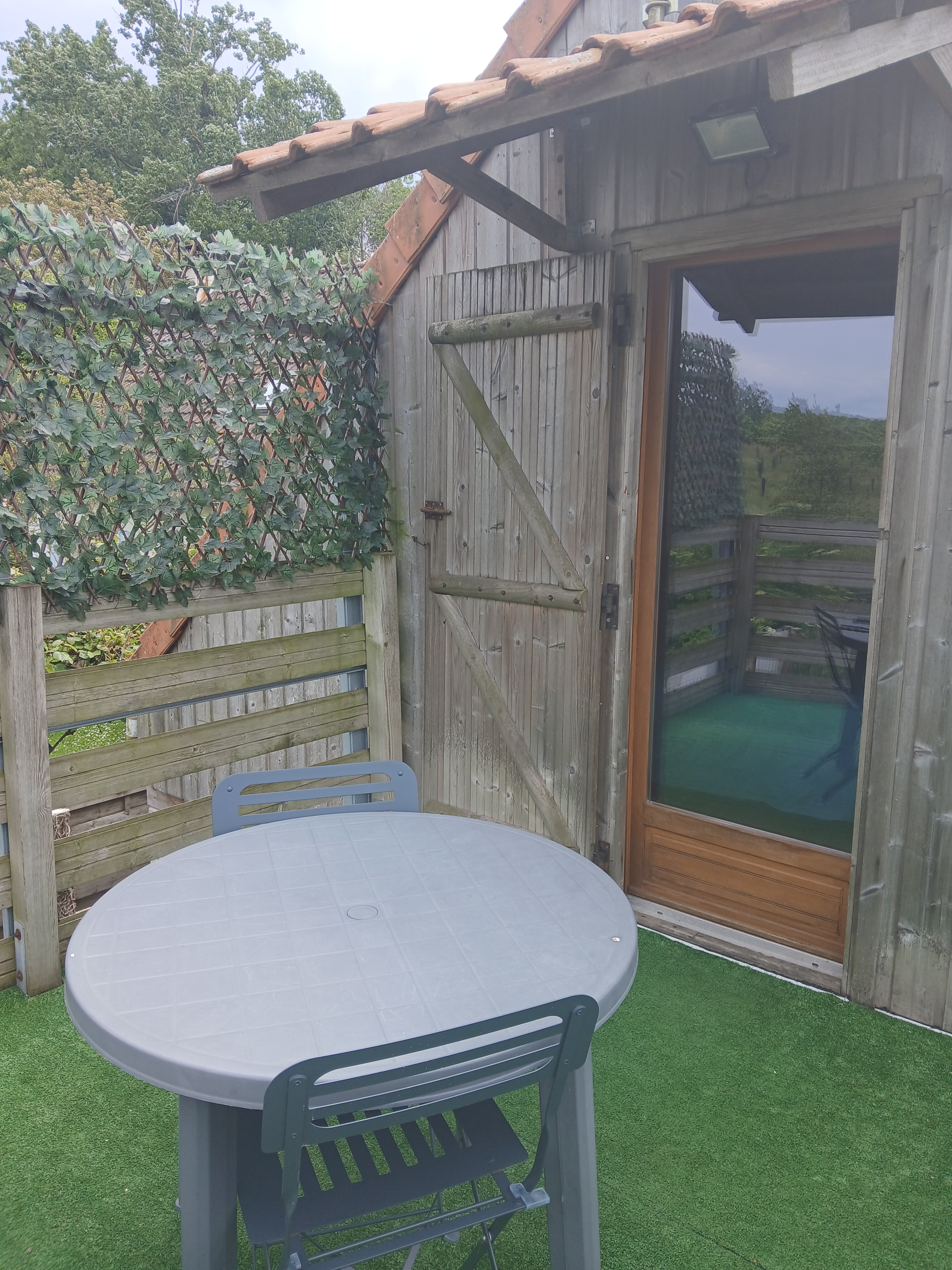 Balcon avec salon de jardin chambre d'hôtes Nibas La Somme