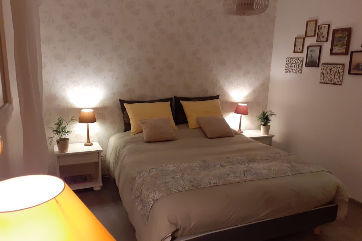 chambre avec 1 grand lit de 160x200- Gîte Carnot