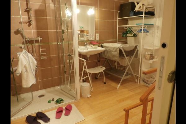Salle d'Ea douche - WC privé - aménagée à la demande handicap ou famille (BB/jumeaux)