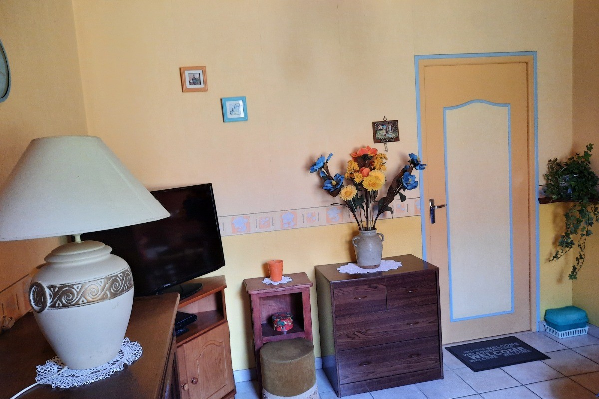 Gîte Clévacances, Chéniers, Creuse - Salon avec TV et canapé convertible (côté nord)