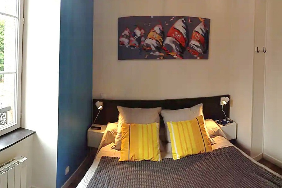 Chambre pour 2 personnes (lit 160x200 cm) avec large penderie et rangements.