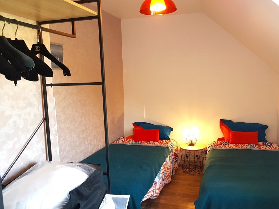 Chambre indépendante pour 2 personnes (2 lits 90 cm ou 1 lit 180 cm)
Crédits photo : Clévacances 35