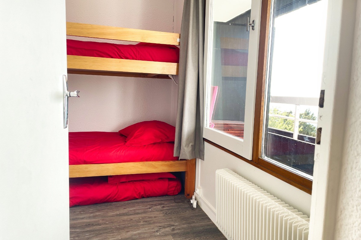 Accès à la chambre, équipée de lits superposés
