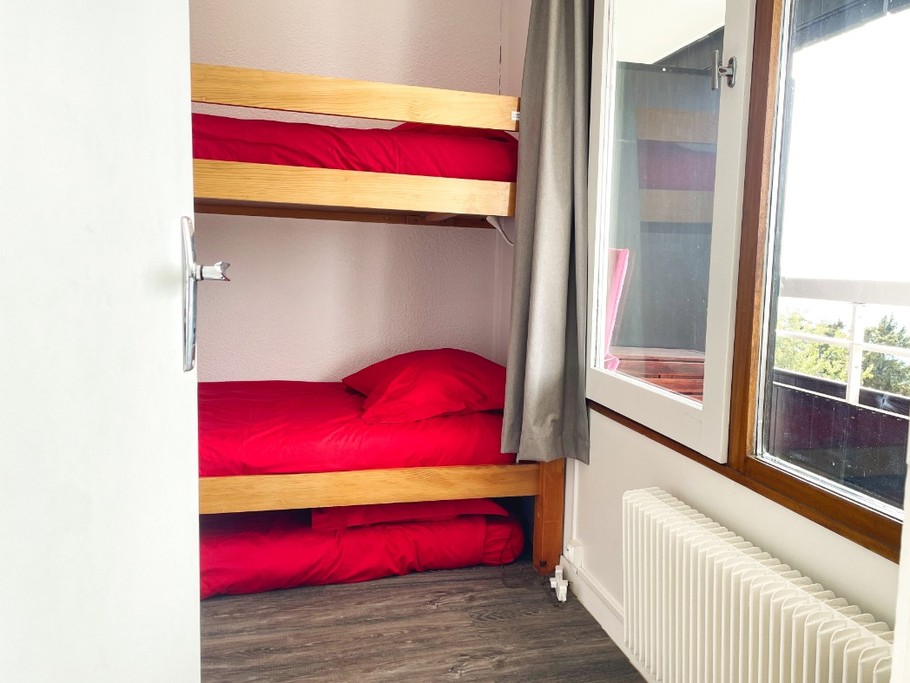Accès à la chambre, équipée de lits superposés