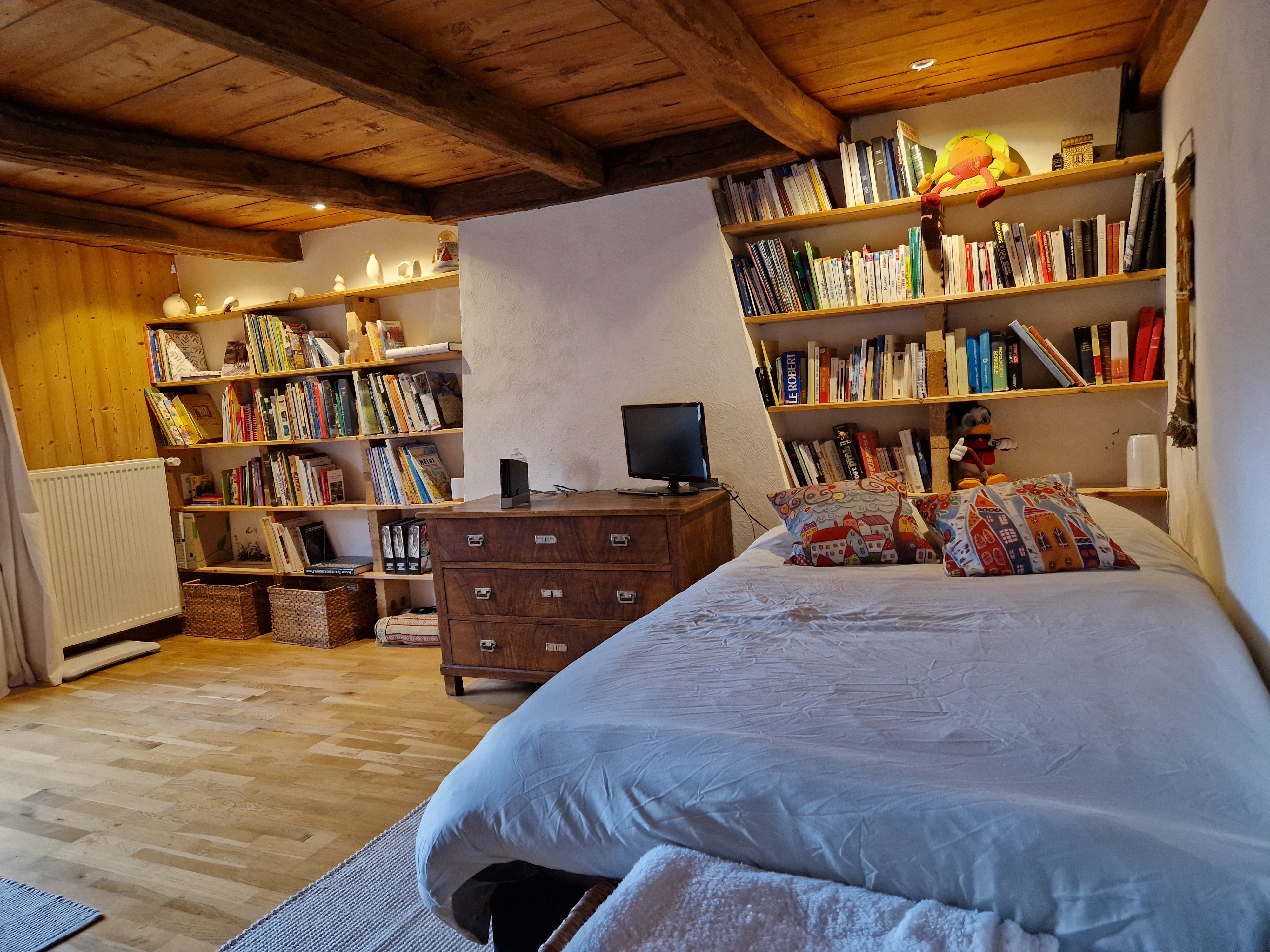 Chambre 2 et sa bibliothèque - Clos de la Créssonnière