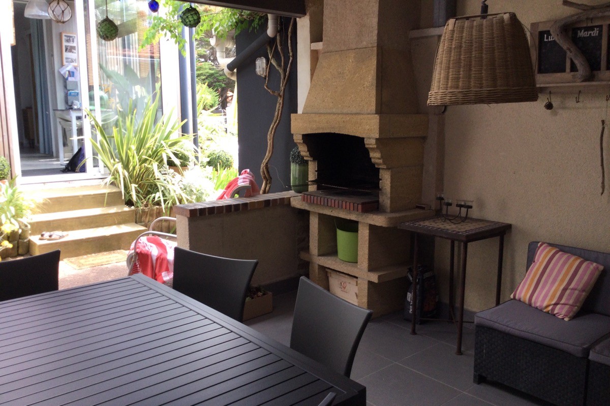 Terrasse couverte avec barbecue été