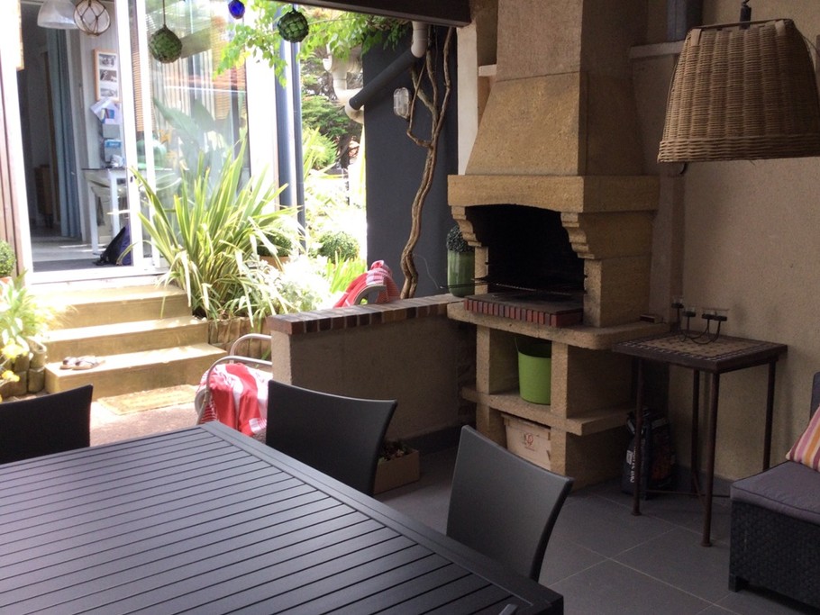 Terrasse couverte avec barbecue été