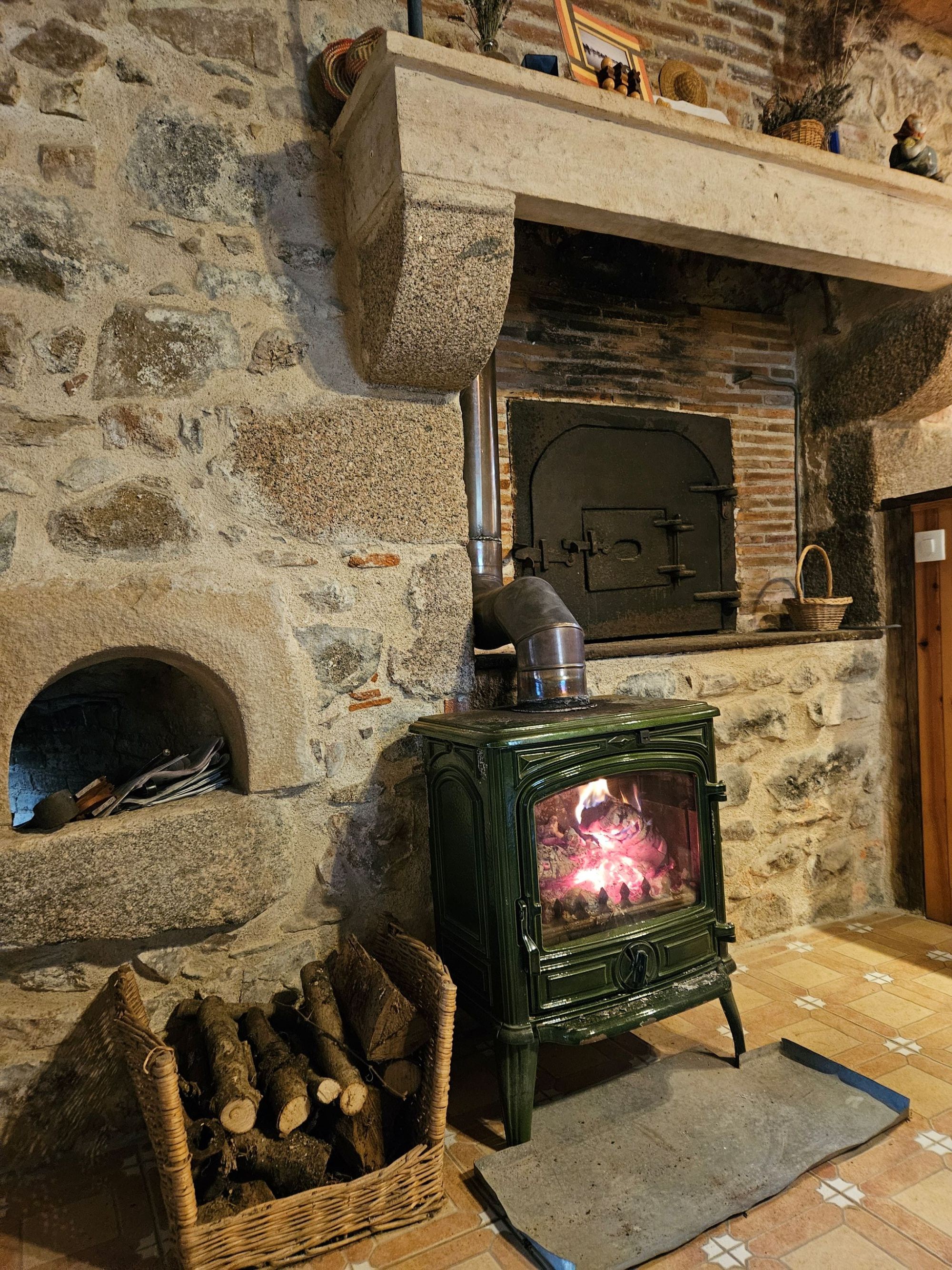 Gîte de l'Age pour 4 personnes, poêle avec du bois fourni, près de 3 étangs de pêche et des chemins de randonnées, près de La Vienne à MILLAC