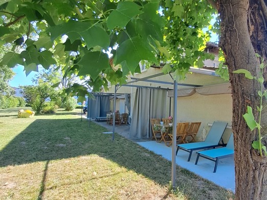 vue extèrieure devant les gîtes