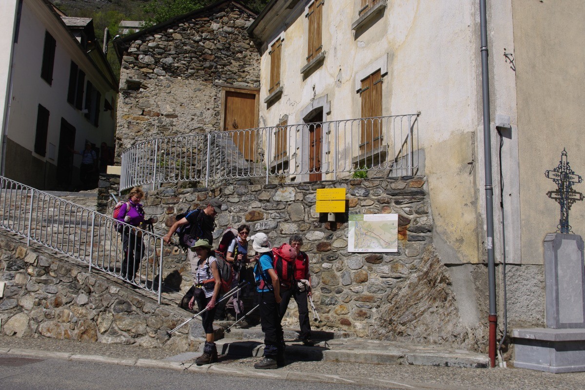 Randonneurs au départ du sentier