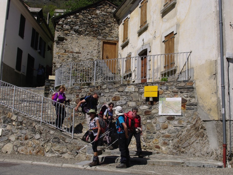 Randonneurs au départ du sentier