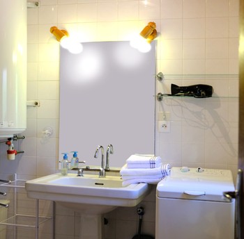 La salle d' eau avec lavabo et lave-linge