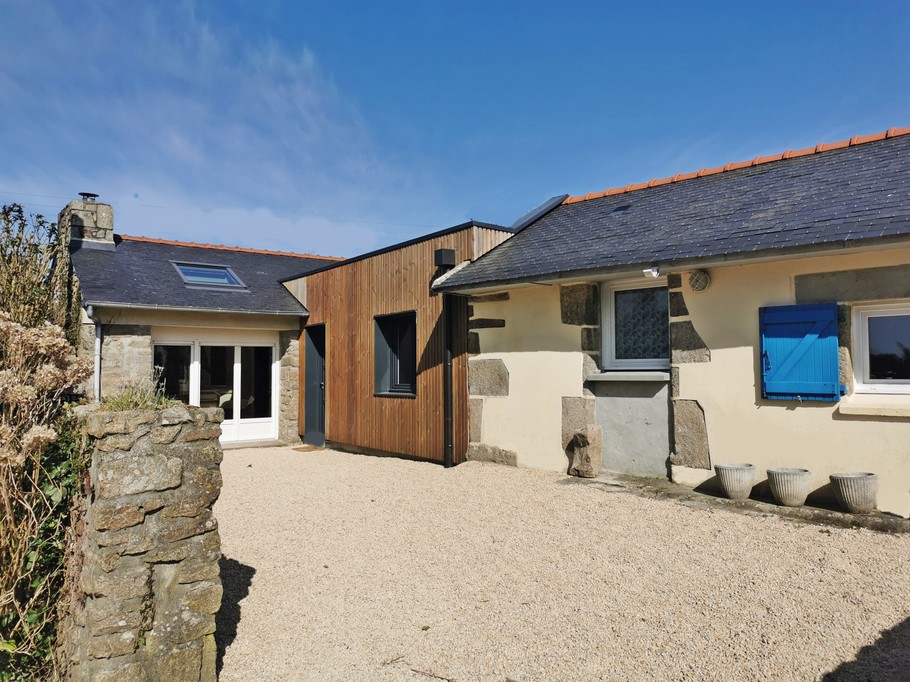 maison avec espace gravillonné côté entrée