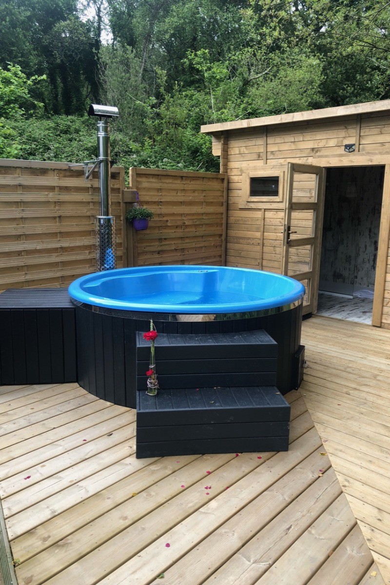 Bain nordique chauffé privé chauffé au bois sur la terrasse de la bulle spa.