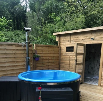 Bain nordique chauffé privé chauffé au bois sur la terrasse de la bulle spa.