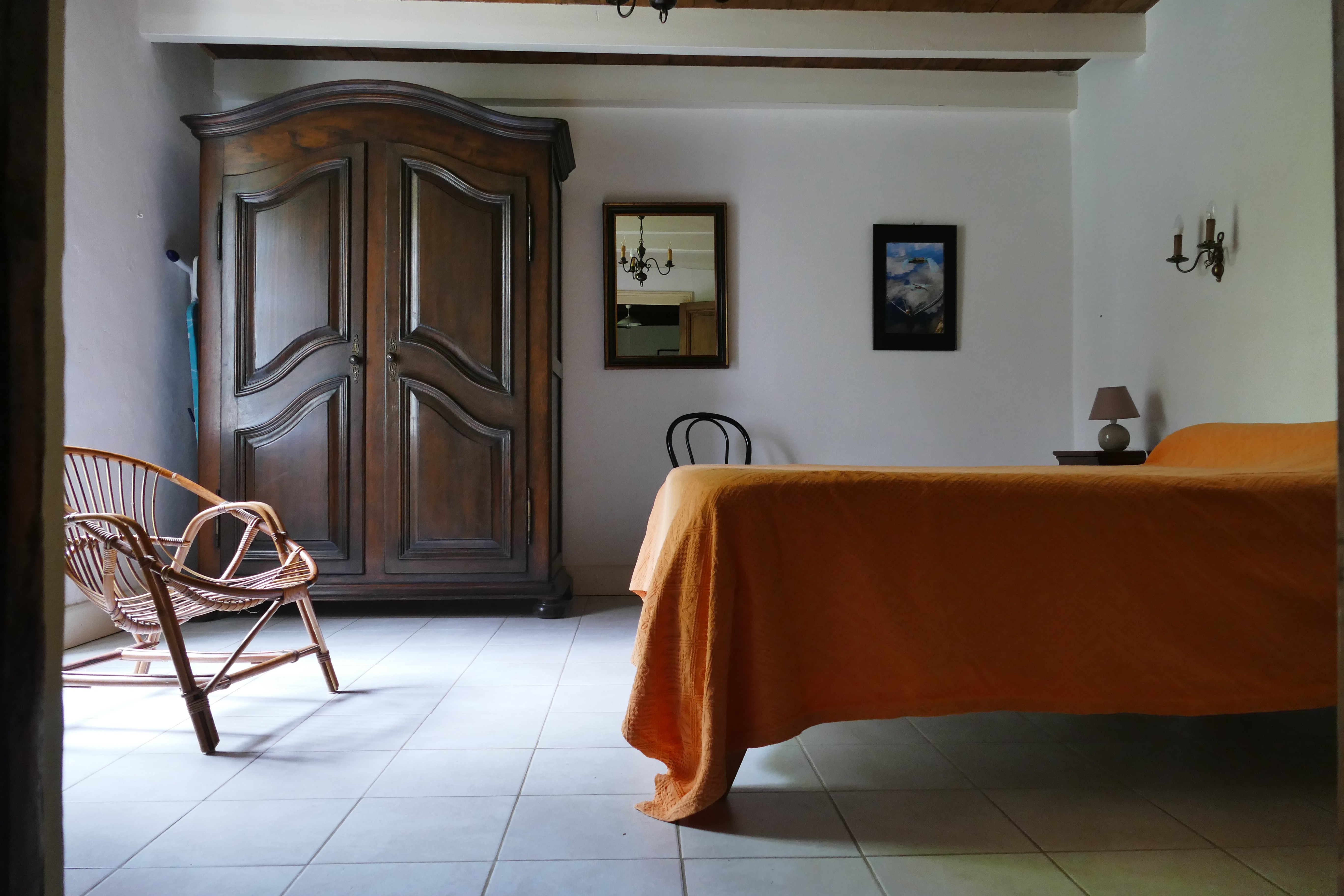 La chambre au rez de chaussée vue depuis la salle à manger