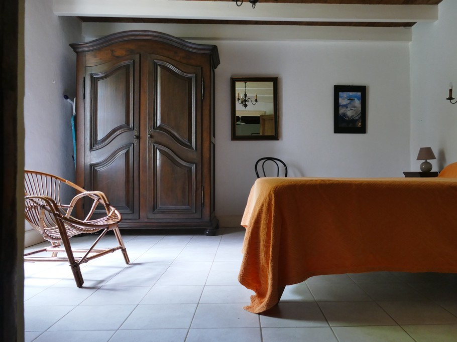 La chambre au rez de chaussée vue depuis la salle à manger