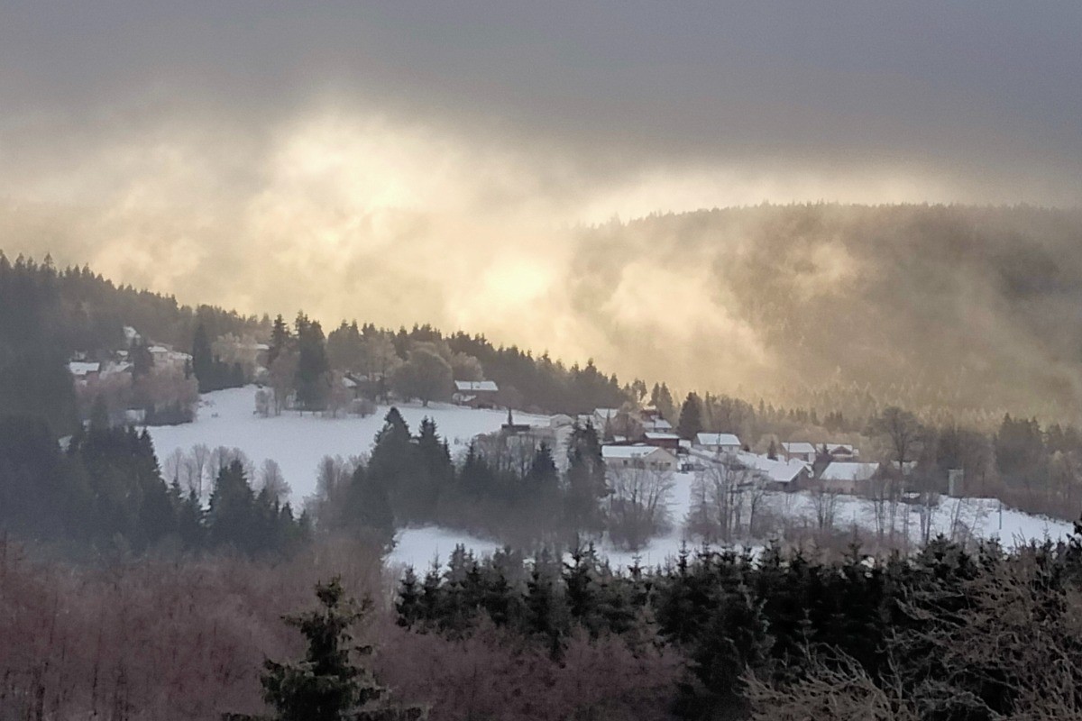 Le côteau d'en face.. le hameau du Hautré.