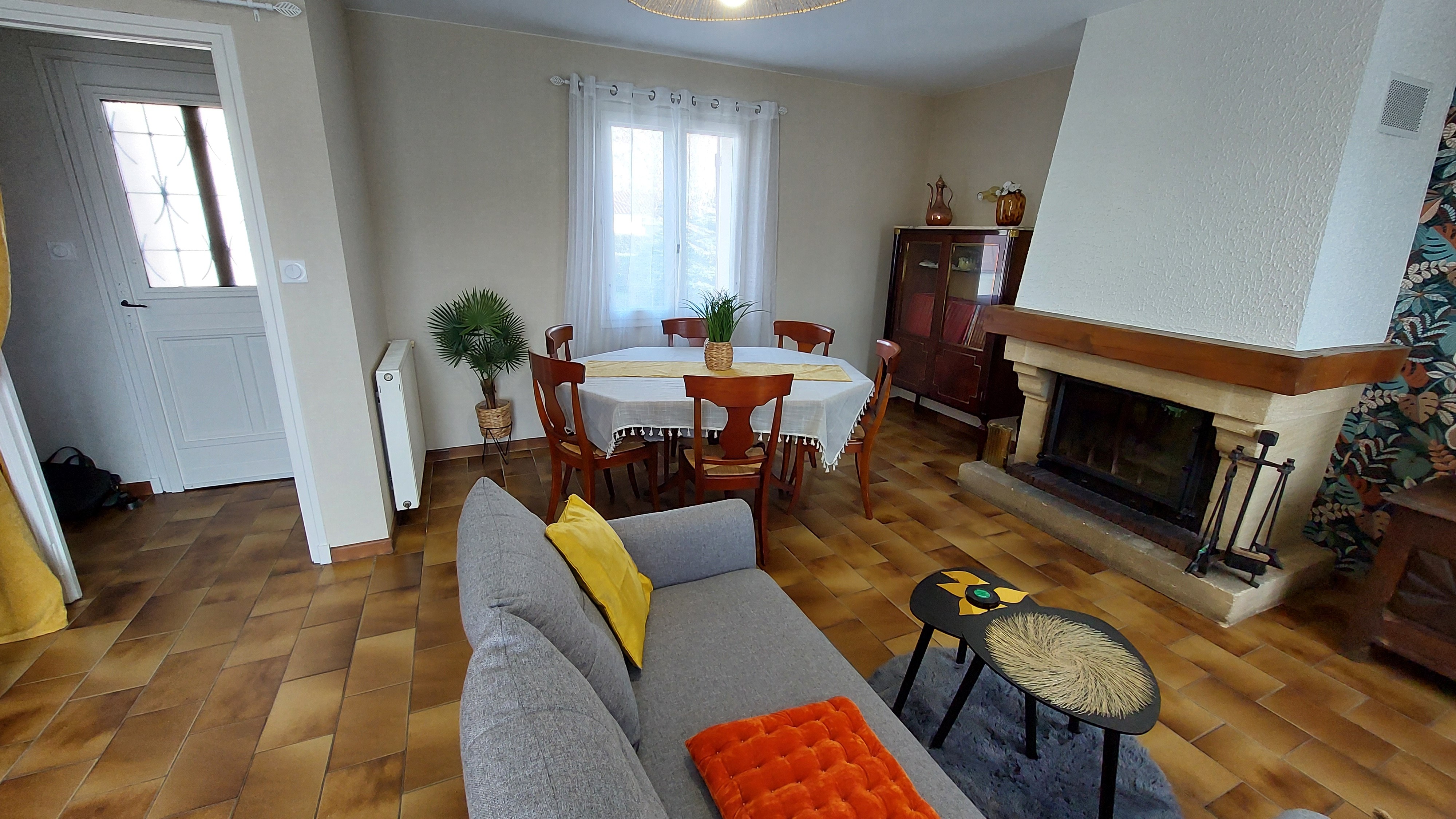 Séjour chaleureux avec cheminée et espace repas