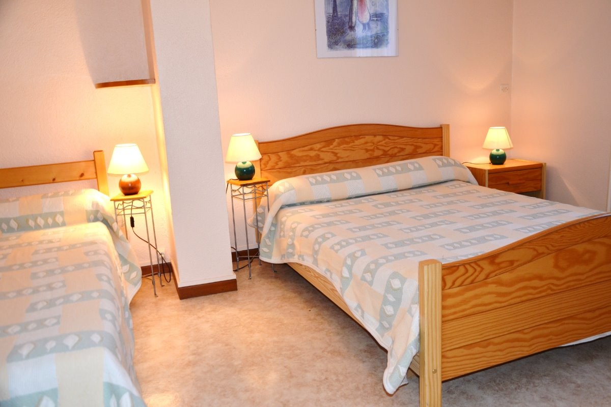 Chambre 2 avec lit 140 cm et lit 90 cm