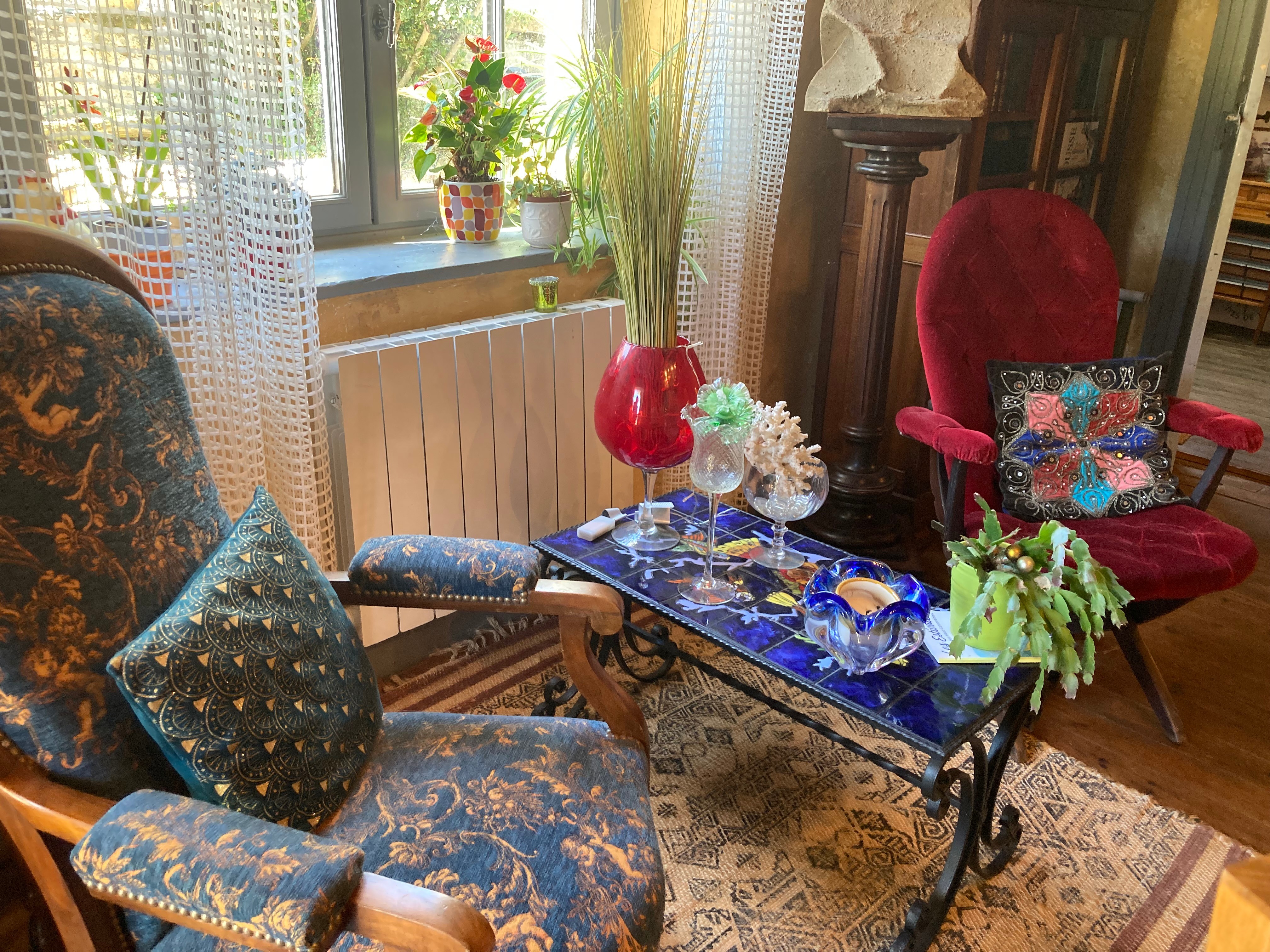 Zélie’s house – living room with seating area and TV